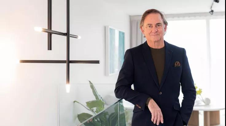 6  Tony Houston在其中一套預制房住宅的客廳里.jpg