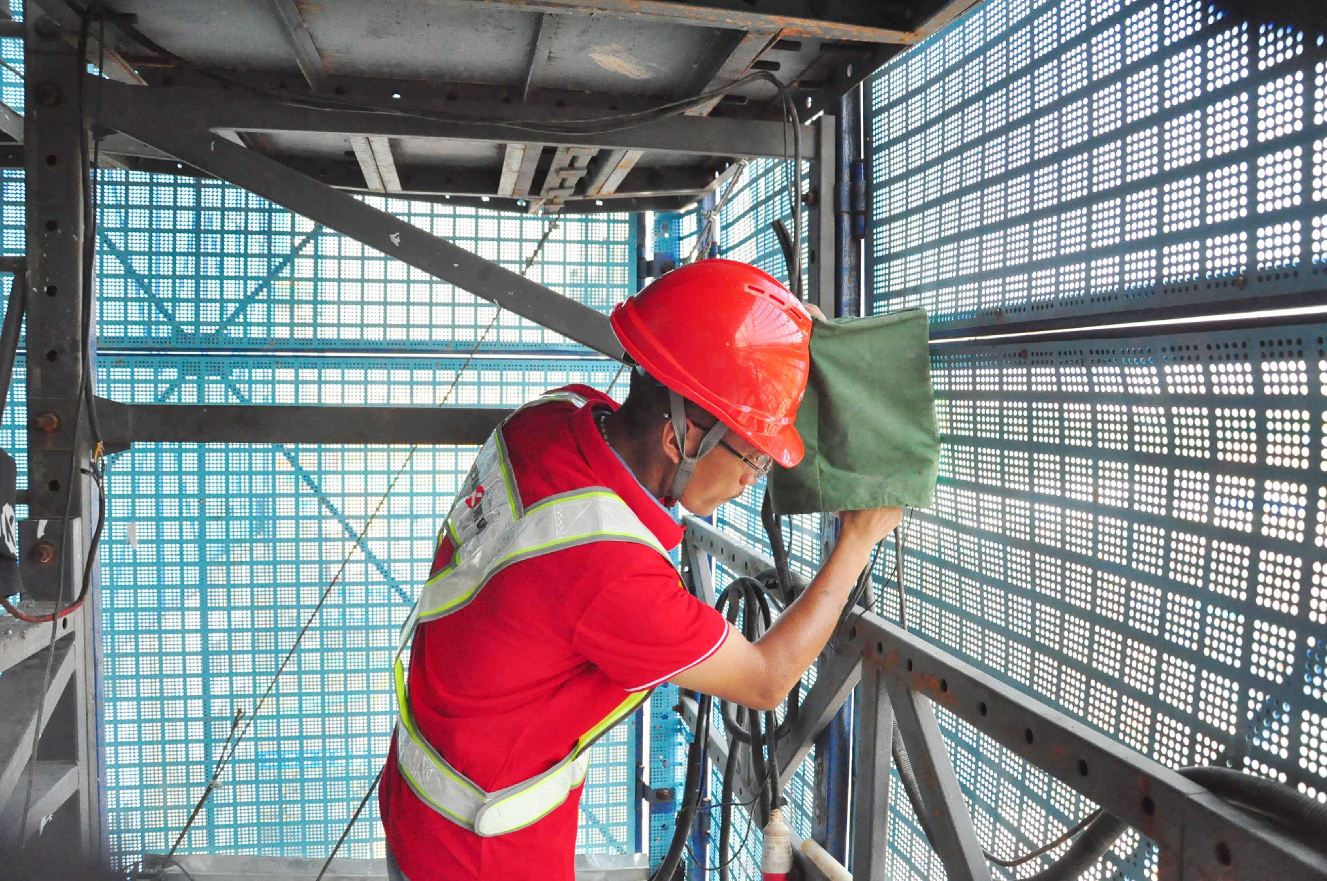 1630372098670444.jpg 調試智能同步控制系統分控箱.jpg