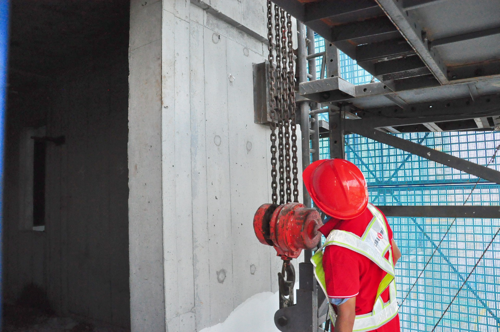 1630372121111788.jpg 觀察電動葫蘆鏈條倒鏈情況.jpg